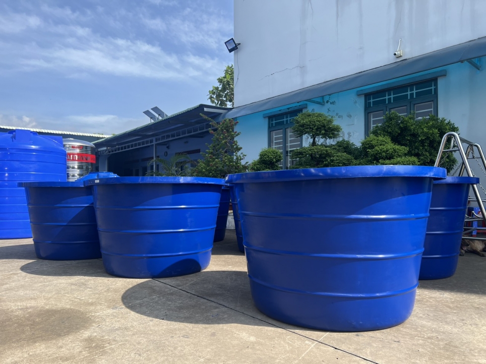 bơ nhựa tròn miệng rộng dùng chứa nước và hải sản